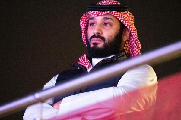 تصاویر| جلیقه ضدگلوله بر تن بن‌ سلمان در مسابقات بوکس